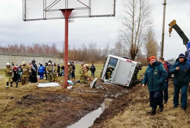 Автобус с паломниками перевернулся в Тверской области. Один человек погиб и 12 пострадали 