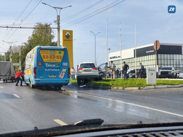 В Чебоксарах в ДТП с участием автобуса и внедорожника пострадали пять человек 