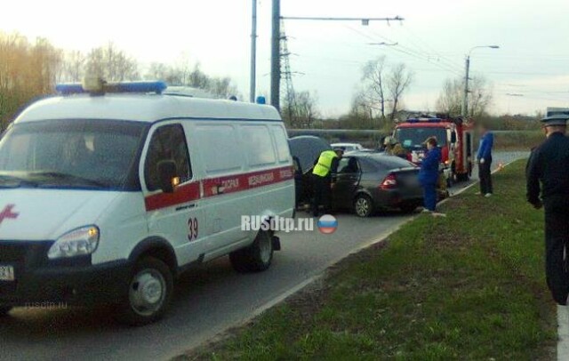 Лада Приора с пьяным водителем врезалась в столб в Чувашии. Пассажир погиб 