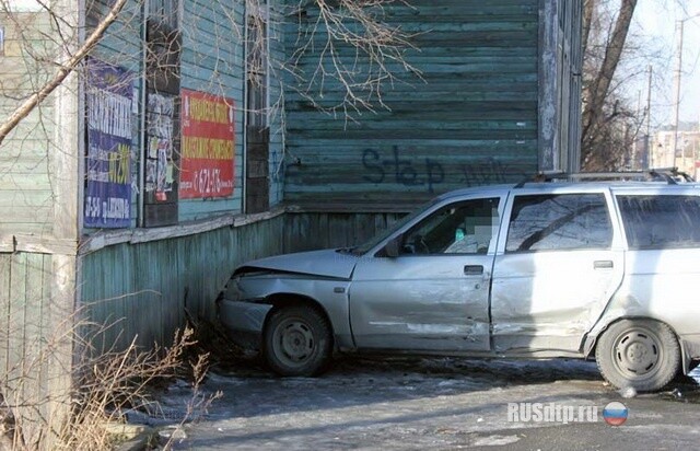 Срезанный ВАЗ влетел в стену дома 