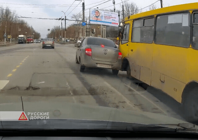 «Лада Гранта» столкнулась с автобусом в Иванове