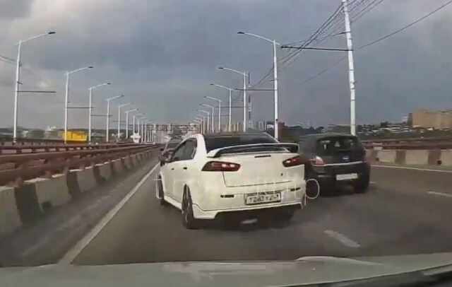 «Не справился с управлением»: автомобиль занесло на ровном месте в Иркутске