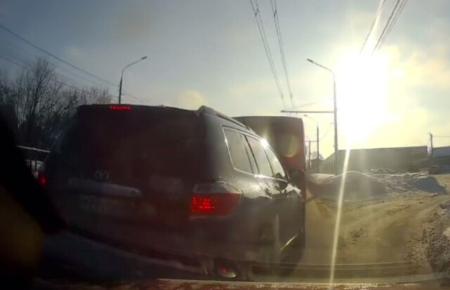 «Ты зачем так делаешь?»: в Калуге водитель «Крузака» обиделся и устроил ДТП