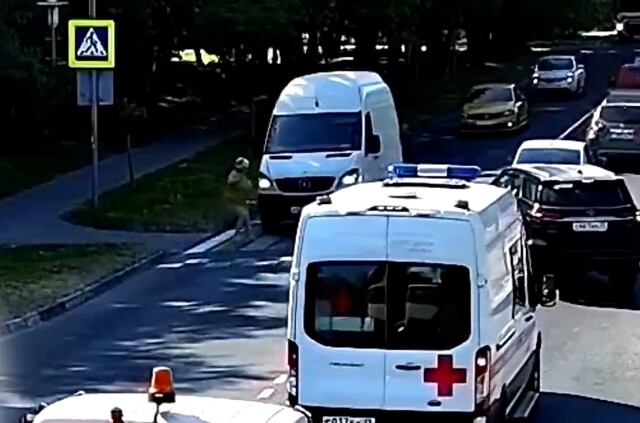 Авария на пешеходном переходе в Светлогорске: женщина ударилась об фургон и упала