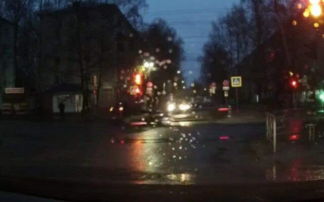 Два автомобиля столкнулись на перекрёстке Щорса и Грибоедова в Кирове