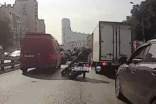 Мотоциклист упал под колеса Газели