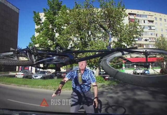 Разъяренный пенсионер швырнул велосипед в машину с детьми