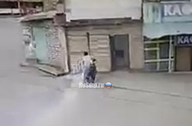 В Астрахани скутерист врезался в магазин