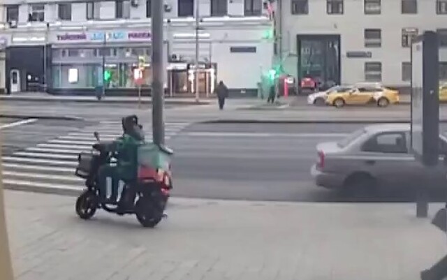 Полицейский автомобиль сбил курьера на улице Краснопрудной в Москве