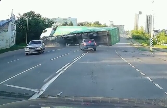 Фура перевернулась в результате ДТП в Ленобласти