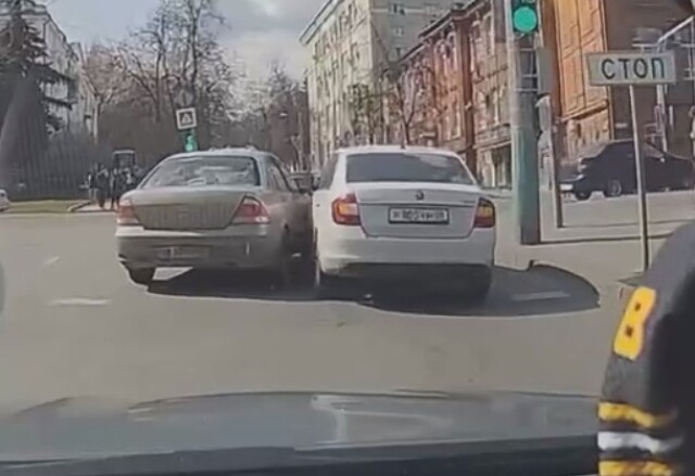 В Пензе водитель «Ниссана» пытался объехать «Шкоду» и попал в ДТП