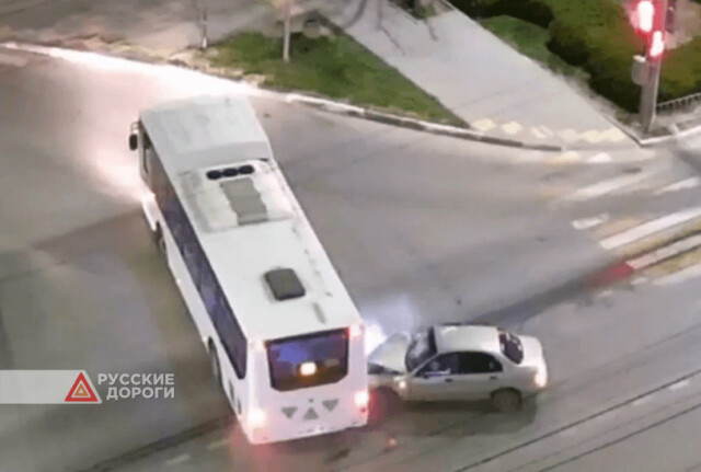 Автобус и легковой автомобиль не поделили перекресток в Севастополе