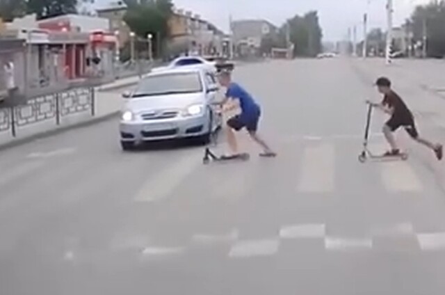 В Ачинске 46-летняя женщина за рулем автомобиля Toyota Corolla сбила 16-летнего самокатчика