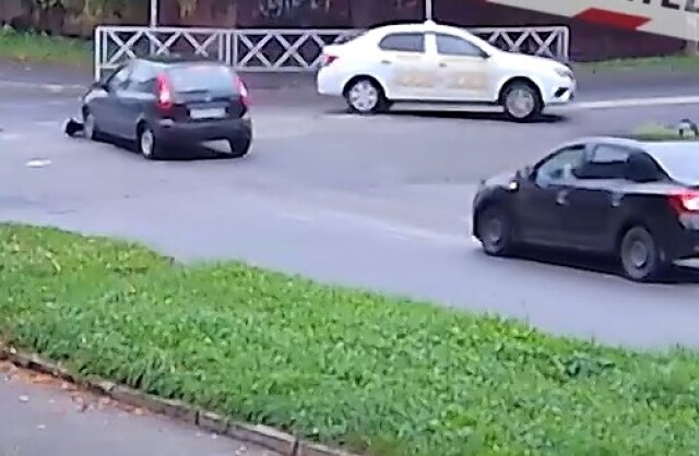 В Рыбинске «Лада Калина» выезжала со второстепенной и подбила такси