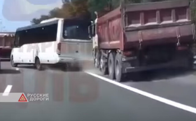Автобус и грузовик столкнулись на Приморском кольце под Калининградом