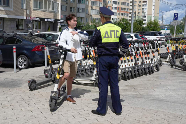 Пользователей электросамокатов призвали приравнять к водителям и выдавать им права 
