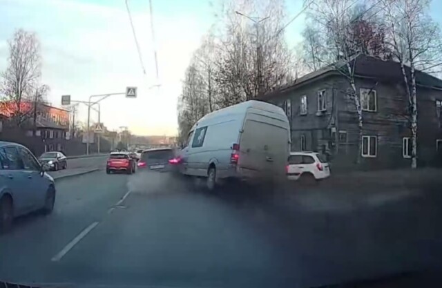 Микроавтобус и легковой автомобиль столкнулись на улице Чапаева в Петрозаводске 