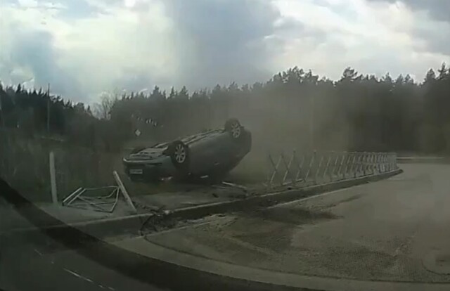 В Старом Осколе в результате ДТП перевернулся автомобиль