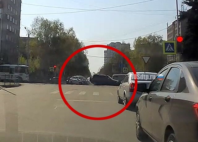 В Новокузнецке столкнулись полицейская машина и внедорожник. ВИДЕО 
