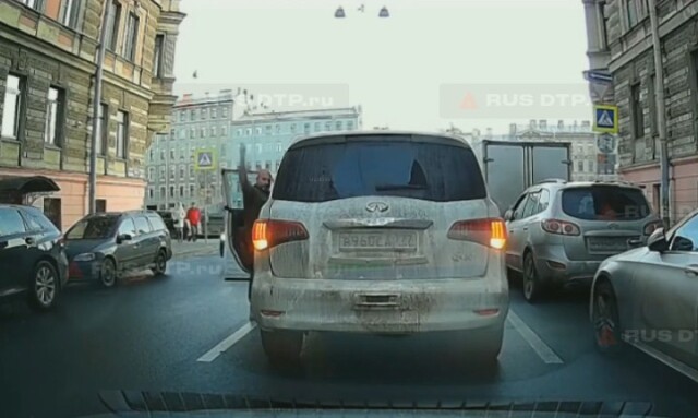 В Петербурге водитель внедорожника перекрыл полосу