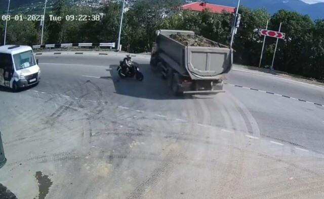 ДТП с участием мотоцикла в Ялте: самосвал выезжал со второстепенной