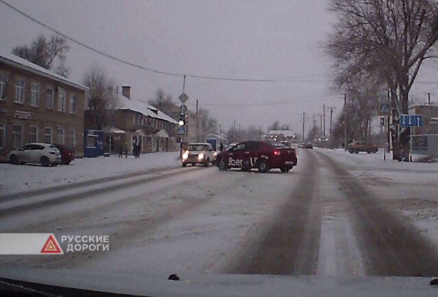 Момент ДТП с участием такси в Соль-Илецке