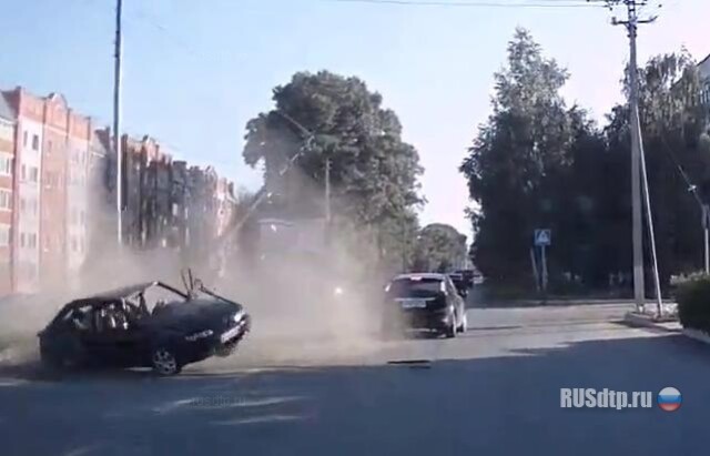 И столб поучаствовал 