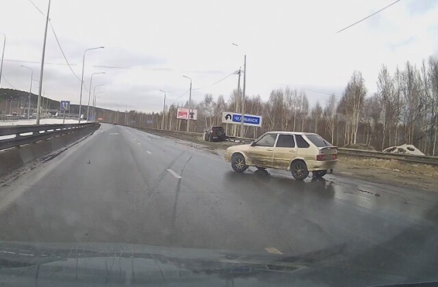 На Челябинском тракте два водителя не поделили полосу, что привело к ДТП