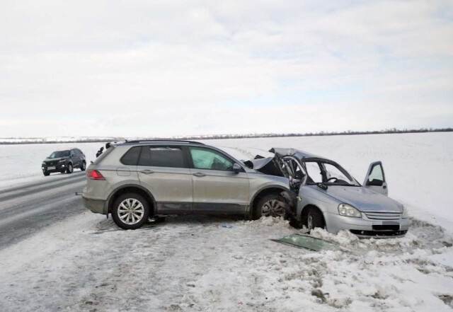 Авария на родине Шатунова: «Ладу Приору» смяло о встречный Volkswagen 