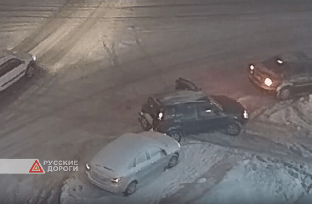 В Северодвинске водитель задел припаркованную легковушку и уехал с места ДТП