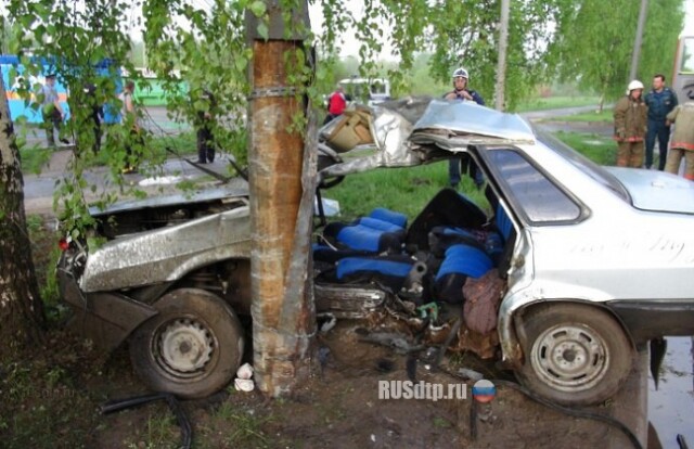 В Йошкар-Оле ВАЗ-21099 врезался в столб. Погибли 2 человека 