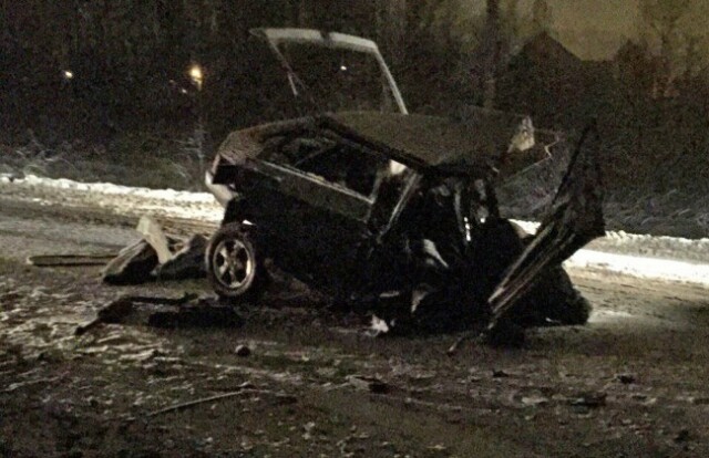 \»Ладу\» разломило пополам на Пушкинском шоссе под Петербургом. Двое погибли 