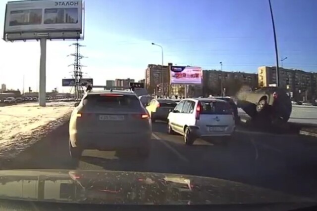 Перестроился не глядя: автомобиль перевернулся в результате ДТП на Витебском проспекте