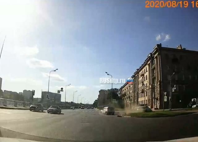 ДТП на пересечении Октябрьской набережной и проспекта Большевиков