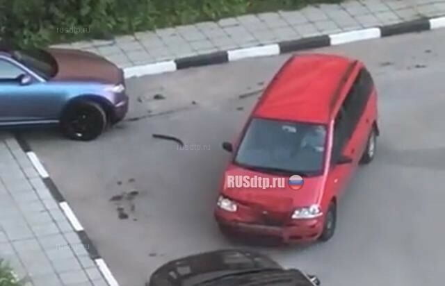 В Серпухове пьяный мужчина после ссоры с женой разбил шесть машин во дворе