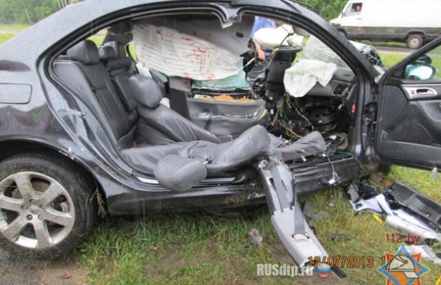 Peugeot врезался в столб