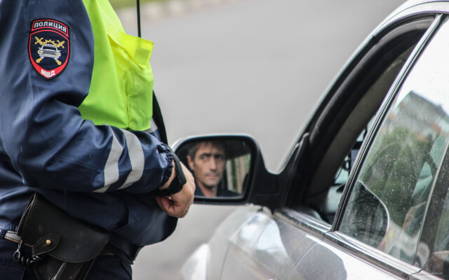 «Нелегалам» в России запретят водить и покупать автомобили, а также сдавать экзамены на права 