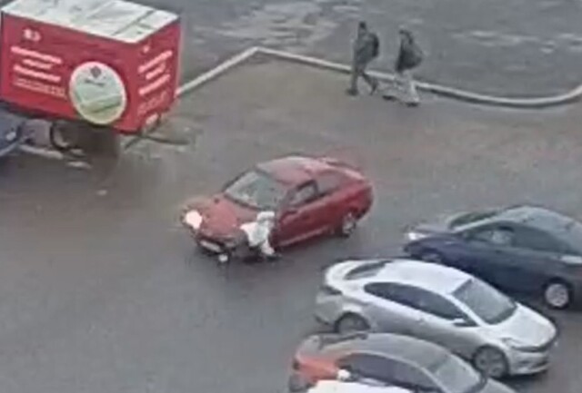 ДТП в Красном Селе: женщина на красном Peugeot сбила несовершеннолетнюю девушку 