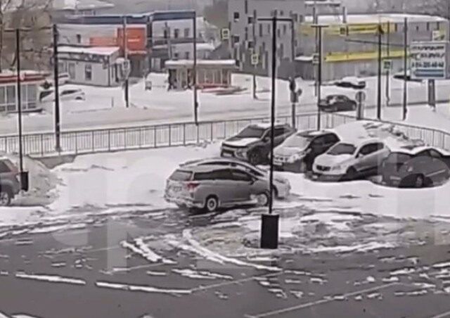 Несколько курьезных аварий произошло на парковке в Хабаровске 