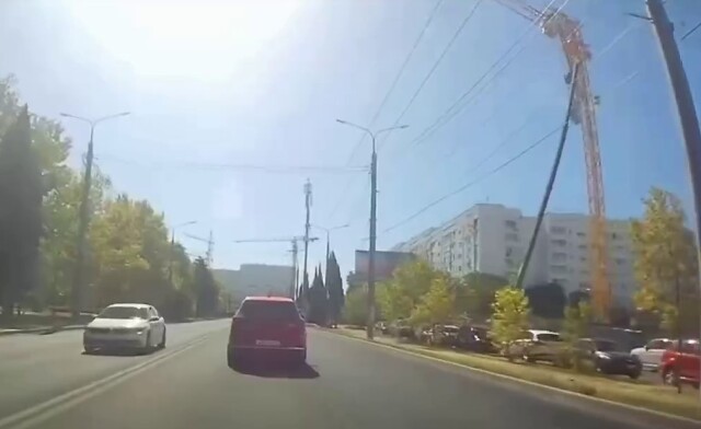 В Севастополе на глазах у очевидцев рухнул башенный кран