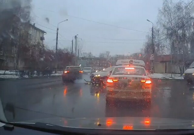 Неудачный маневр в Омске привел к тройному ДТП