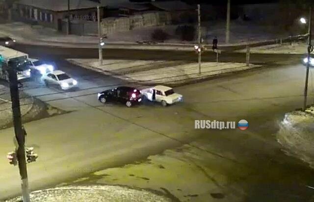 В Красноярске водитель «Жигулей» протаранил машину с беременной и сбежал с места ДТП