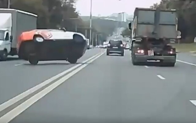 «Лада» перевернулась на крышу в результате ДТП в Нижнем Новгороде
