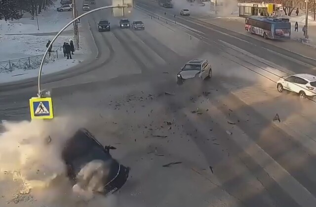 Жесткое ДТП в Кемерове: Porsche и OMODA столкнулись на перекрестке 