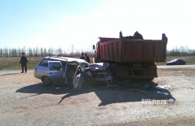 В Башкирии при столкновении ВАЗ-2111 с КАМАЗом погибли 2 человека 