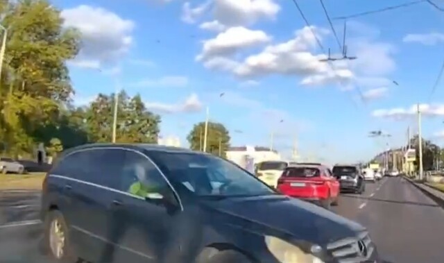 «Не предоставил преимущество»: Toyota и Mercedes столкнулись на Партизанском проспекте в Минске 