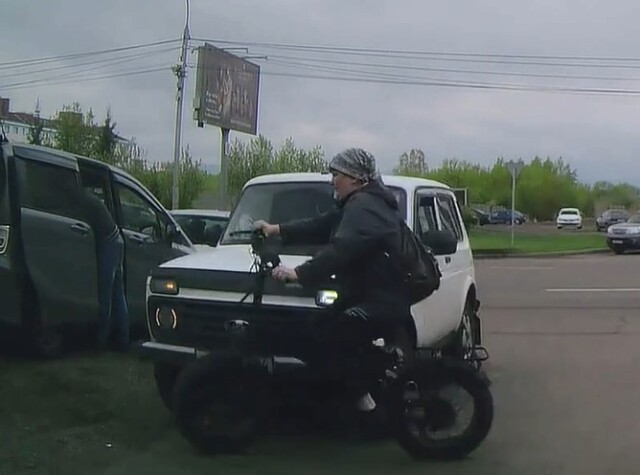 «Бодро выехала на дорогу»: женщина на велосипеде попала под колеса «Нивы» в Красноярске 