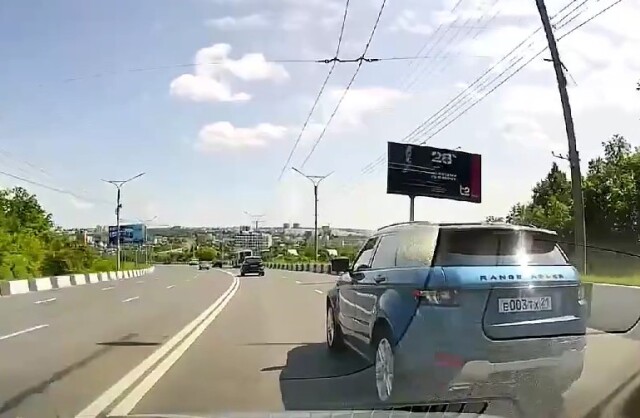 В Чебоксарах водитель автомобиля Range Rover обиделся и включил «учителя»