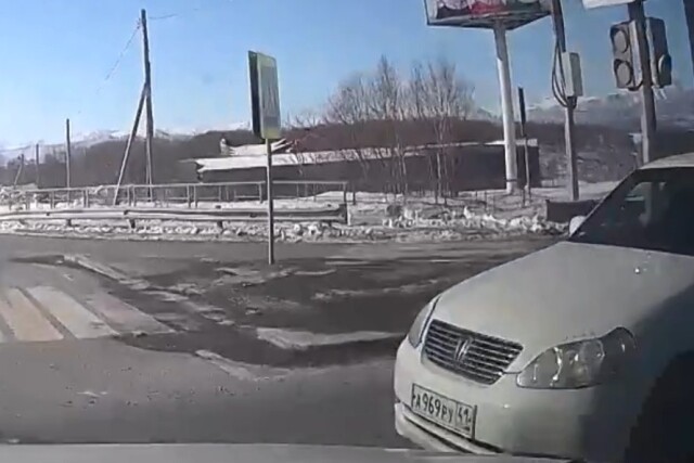В Петропавловске-Камчатском водитель «Марка» проехал на красный и столкнулся с Toyota RAV4