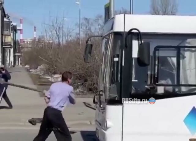 В Кемерове неадекватный мужчина бил лопатой автобусы